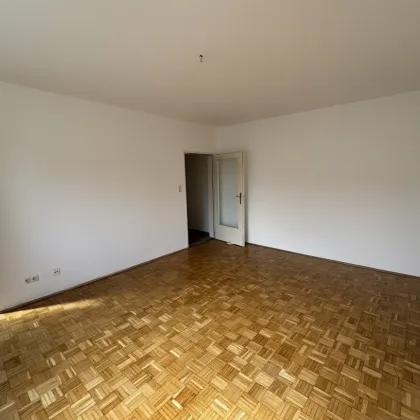 Singles aufgepasst! Sanierte, helle 1-Raum-Wohnung mit idealer Raumaufteilung in Steyr Münichholz: komfortabel, erschwinglich und mitten im Grünen! Praktischer Abstellraum, Aufzug und geräumiges Badezimmer inklusive! Jetzt mit KI-Visualisierung! - Bild 3