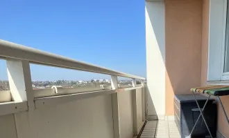 Unbezahlbare Aussicht zu bezahlbaren Preisen - einzigartige Lage im obersten Stockwerk! Gemütliche Loggia, praktischer Abstellraum und modernes Badezimmer mit höchstem Wohnkomfort inklusive!