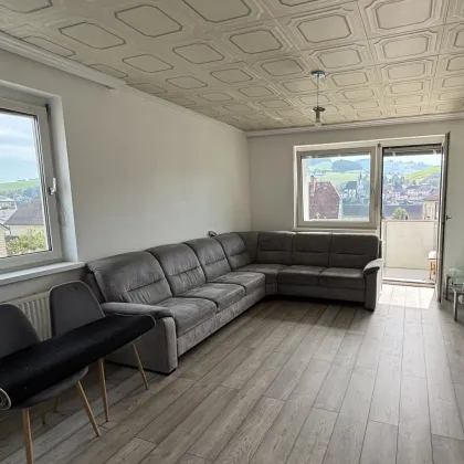 Charmantes, ruhiges Wohnen mit Balkon im grünen Herzen von Untergrünburg: helle Raumaufteilung, praktischer Abstellraum und privater Parkplatz vor der Haustüre! - Bild 2