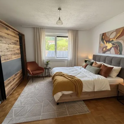 Charmantes, ruhiges Wohnen mit Balkon im grünen Herzen von Untergrünburg: helle Raumaufteilung, praktischer Abstellraum und privater Parkplatz vor der Haustüre! - Bild 3