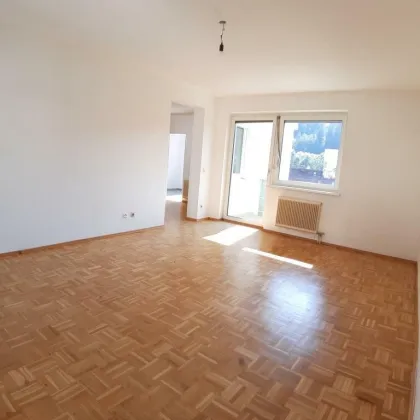 Sanierte, sehr geräumige Familienwohnung mit kostenfreiem Parkplatz! - Bild 2