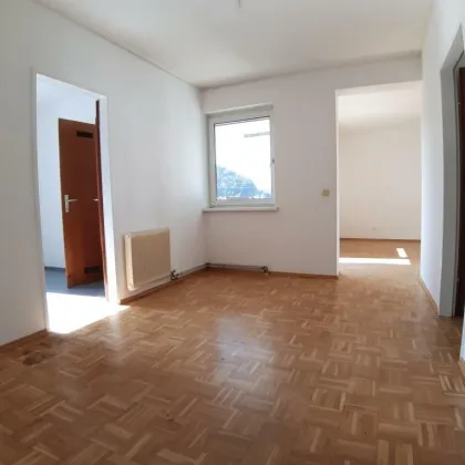 Sanierte, sehr geräumige Familienwohnung mit kostenfreiem Parkplatz! - Bild 3