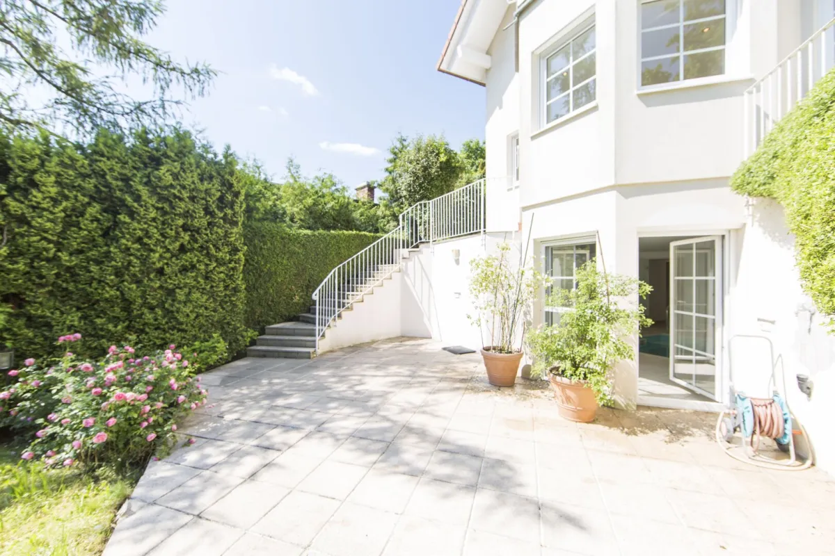 PROMENADEWEG: Einfamilienhaus mit eigener Wellness-Oase am Waldrand - Bild 1
