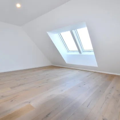 Geräumiger 2.Zimmer-Erstbezug in absoluter Hofruhelage mit Weitblick und riesiger Balkonfläche - sofort beziehbar bei U1 - Bild 2