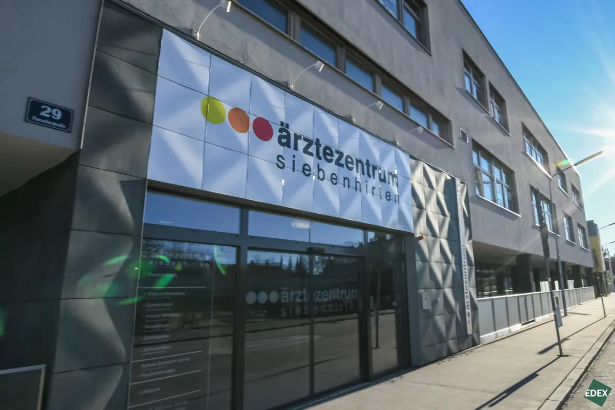ÄRZTEZENTRUM SIEBENHIRTEN - Große Arztpraxis Nähe U6 - Bild 1
