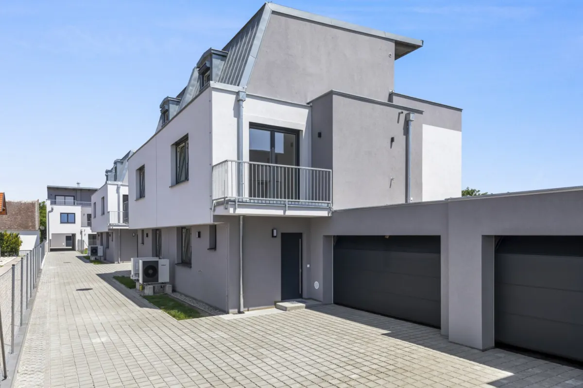 Familiengerechte Einfamilienhäuser komplett in ZIEGEL-Massivbauweise - mit Doppelgarage und schöner Dachterrasse mit Aussicht! - Bild 1