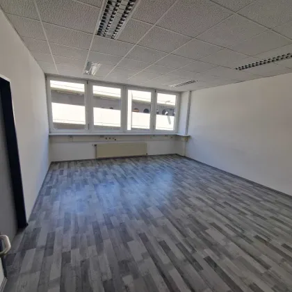 KLEINBÜRO AN DER A22/STREBERSDORF - Bild 2