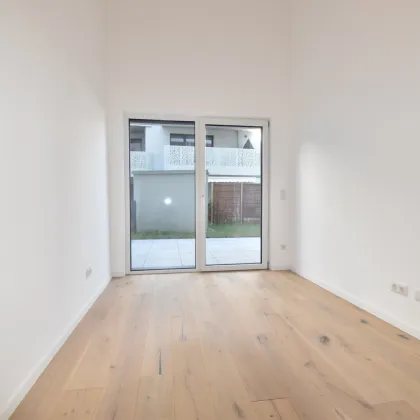 Perfekt aufgeteiltes Büro mit riesigen Raumhöhen in Hofruhelage mit Garten auf Eigengrund - bei U1 - Bild 2