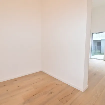 Perfekt aufgeteiltes Büro mit riesigen Raumhöhen in Hofruhelage mit Garten auf Eigengrund - bei U1 - Bild 3