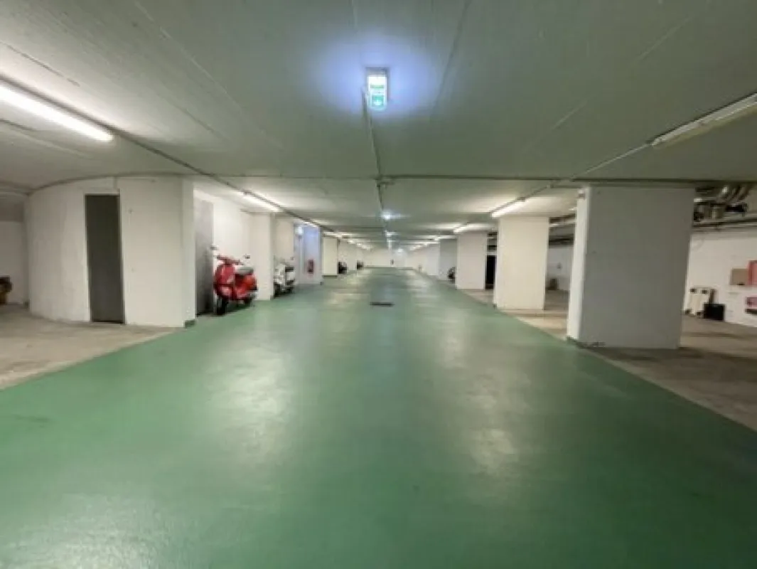 Ebenerdige Garagenplätze mit großzügiger Rangierfläche direkt beim Goldenen Kreuz - Bild 1