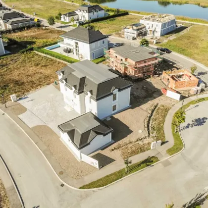 Doppelhaus-Villa in bester Nachbarschaft mit höchster Wohnqualität am traumhaften Aqualina Privatbadesee | belagsfertig - Bild 2