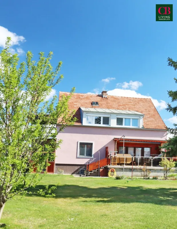 Sanierungsbedürftiges Haus in zentraler Grünruhelage - Bild 1