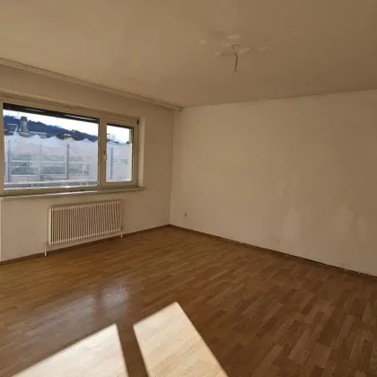 4 MONATE MIETFREI! Geförderte 3-Zimmerwohnung mit sonniger Loggia und Einbauküche - Bild 3