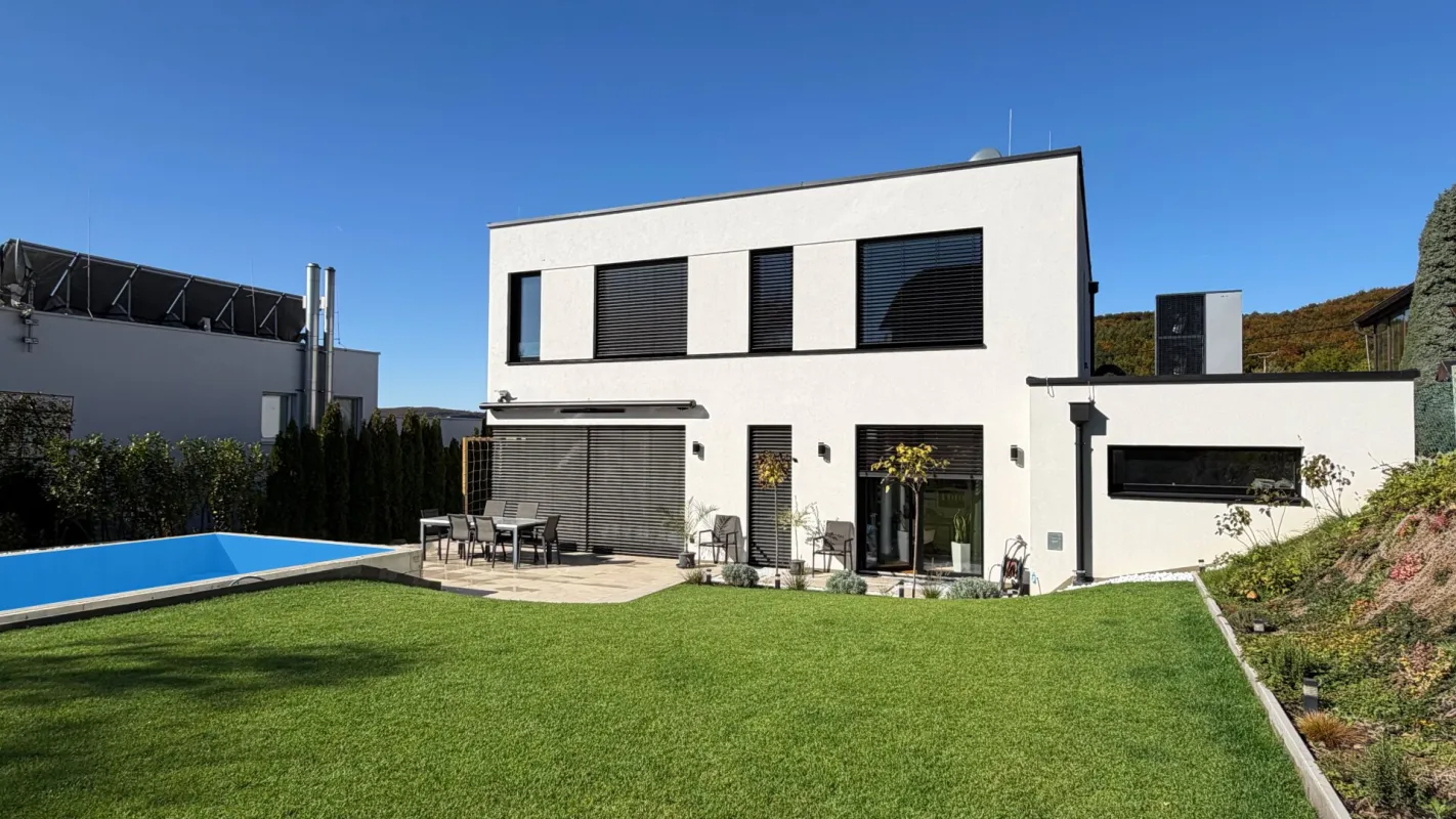 Neubau 2024 || traumhaft moderne Neubauvilla mit Ausblick über Gablitz || Pool 8x4m || hochwertige Ausstattung - Bild 1