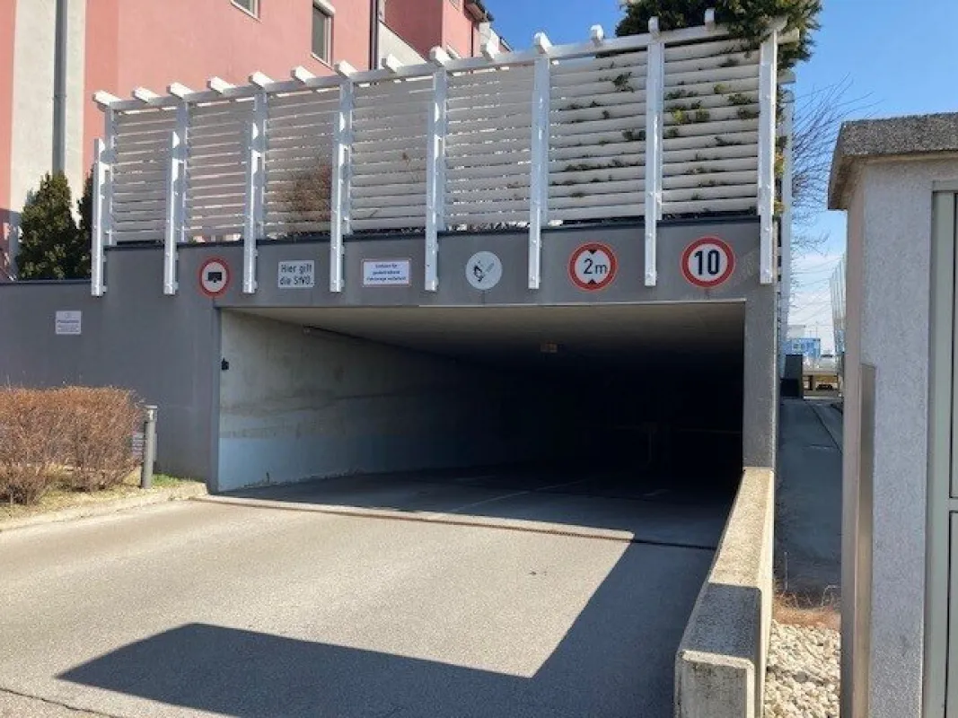 Tiefgaragenplätze zum Mieten in Wr. Neudorf und Stadtgrenze Wien - Bild 1