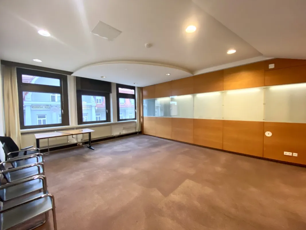 +++ ZENTRALE LAGE +++ Lichtdurchflutetes Büro in gut angebundener Lage - Bild 1