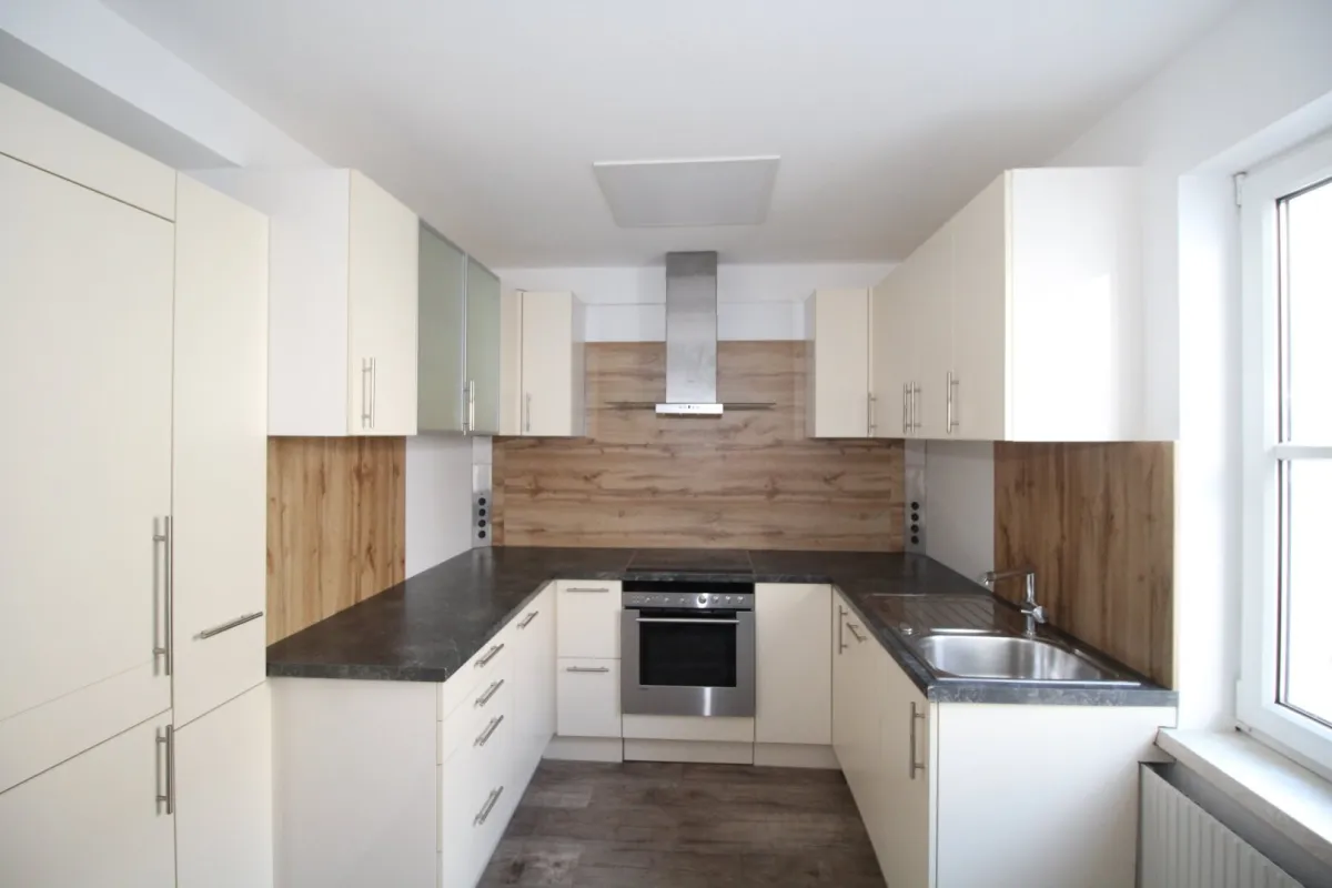 Gut vermietete, ruhige, sanierte 90 m² Anlegerwohnung in Freistädter Zentrumslage - Bild 1