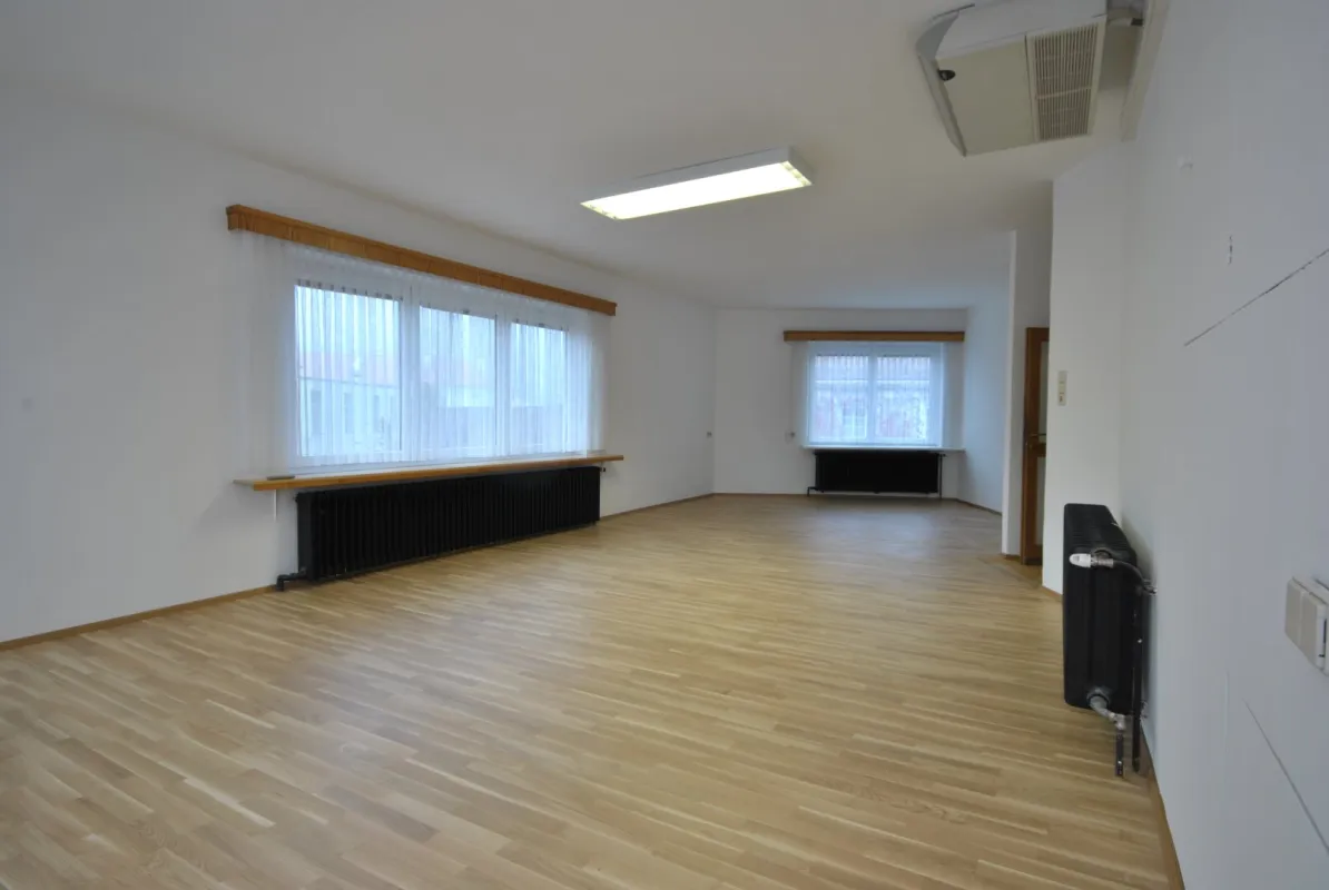 Top-Lage am Hauptplatz Gloggnitz – Büro/Kanzlei/Agentur provisionsfrei und mit Staffelmiete! - Bild 1