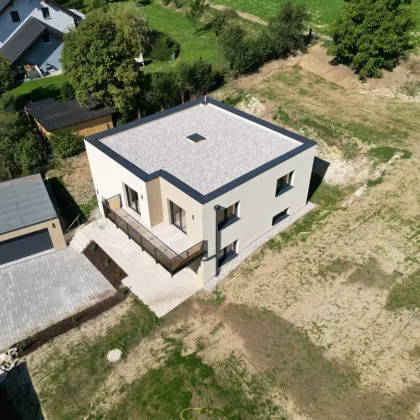 Achtung Preisänderung - Einfamilienhaus in sonniger Lage - schlüsselfertiger Neubau mit Terrasse, Balkon und Doppelgarage - Bild 3