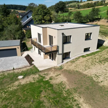 Achtung Preisänderung - Einfamilienhaus in sonniger Lage - schlüsselfertiger Neubau mit Terrasse, Balkon und Doppelgarage - Bild 2