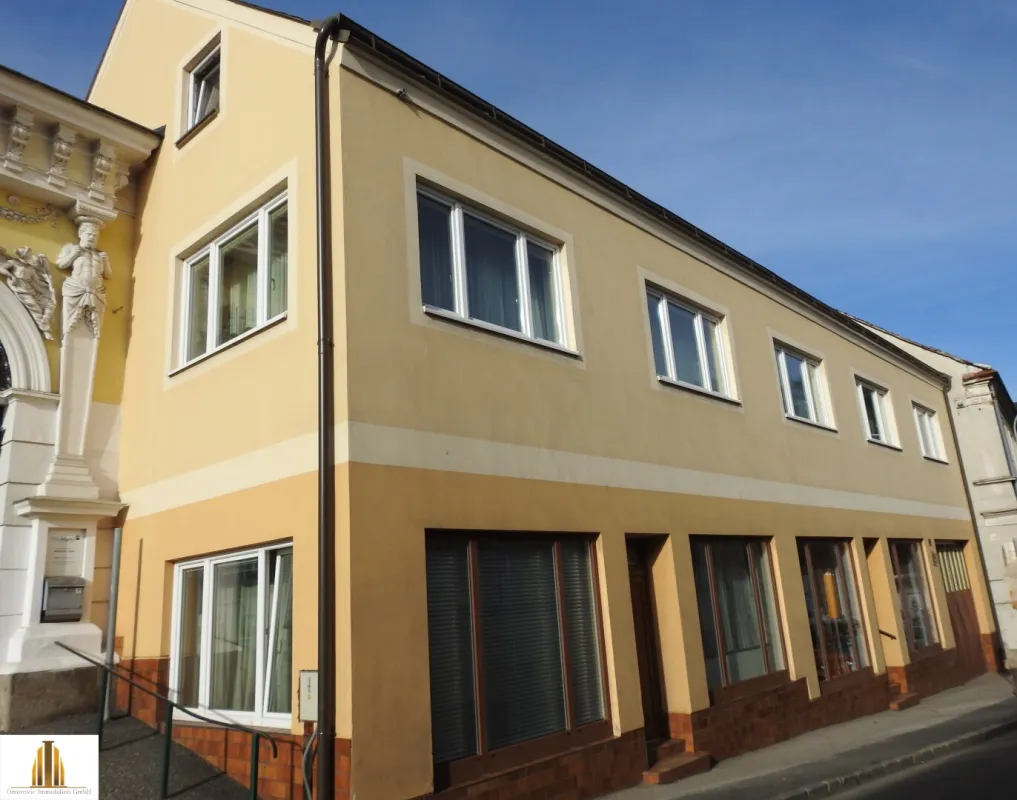 Ein- oder Mehrgenerationenhaus im schönen Waldviertel, in Groß Siegharts mit uneinsichtigem Innenhof, großem Garten und einem zur Zeit nicht vermieteteten Geschäftslokal mit einer Fläche von ca. 80 m² und eigenem Eingang! - Bild 1