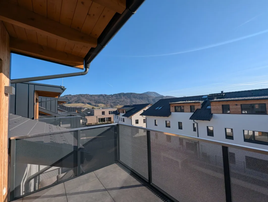 Bezugsfertig - ansprechende 4 Zimmer Erstbezugs-Dachgeschoss-Wohnung mit traumhaftem Ausblick im Ortszentrum Hallwang! - Bild 1