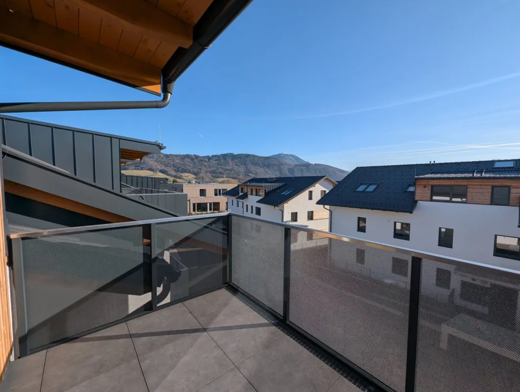 Bezugsfertig - exklusive 2 Zimmer Erstbezugs-Dachgeschoss-Wohnung mit Balkon in Panoramalage im Ortszentrum Hallwang! - Bild 1