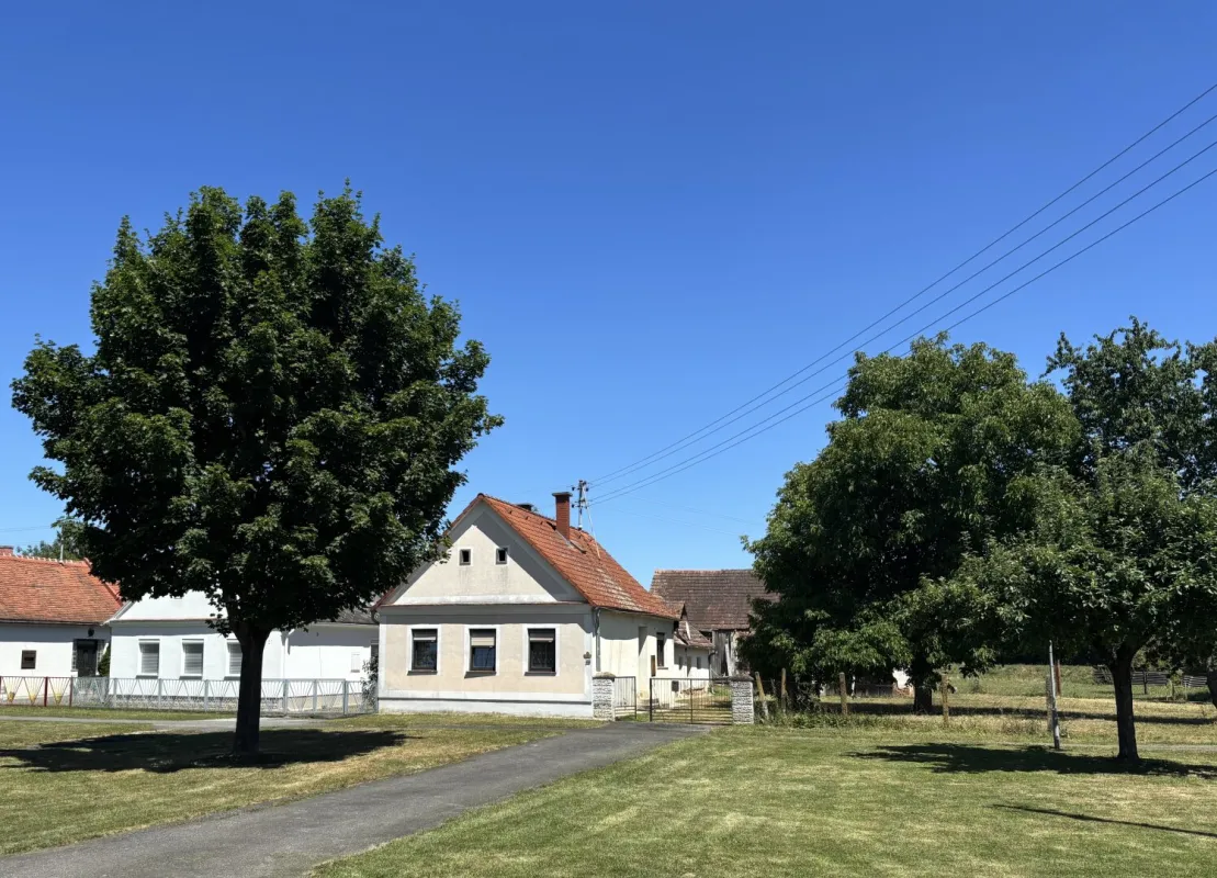 **  LITTLE SUNSHINE ** Gaas - hübsches, kleines Bauernhaus mit Nebengebäude in netter Ortsrandlage - renovierungsbedürftig !! - Bild 1