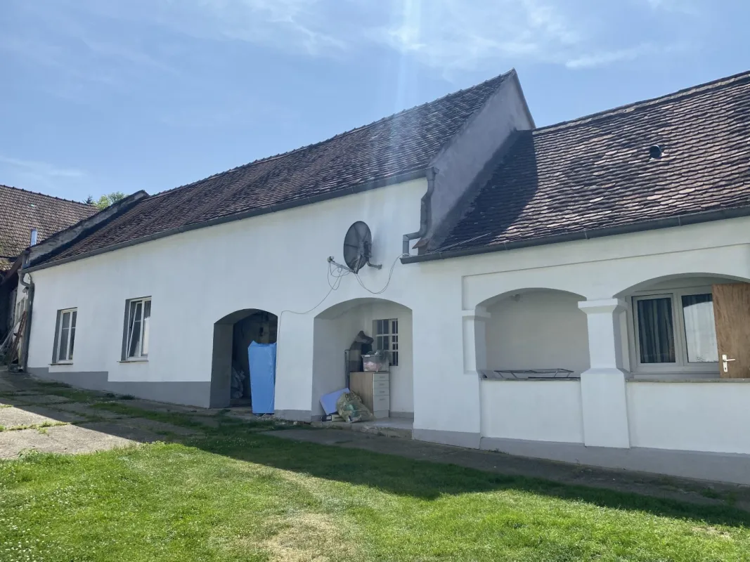 Arkaden-Streckhof mit extra Gästehäuschen und Nebengebäuden - Bild 1