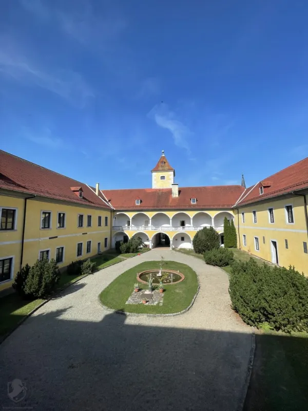 VERKAUF oder VERMIETUNG  Schloss in idyllischer Lage - Bild 1
