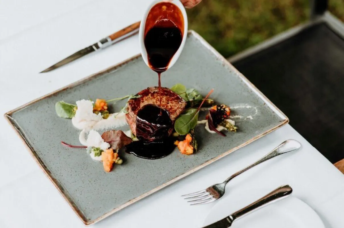 Restaurant mit der Hauben-Niveau mit 6 Hotelzimmer in Oststeiermark provisionsfrei für Käufer - attraktive Chance für Gastronomen - Bild 1