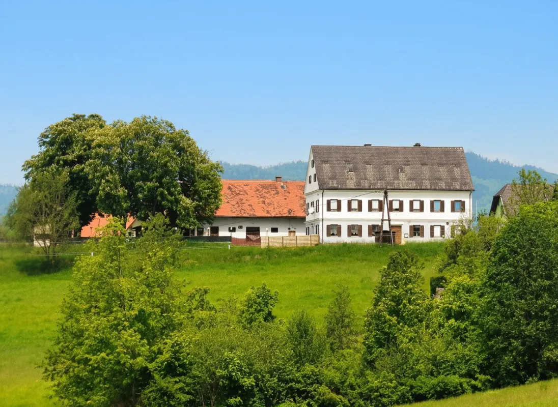 Ebenes 3.900m² Bauland mit beeindruckender Fernsicht, teilsaniertem Altbestand und Wirtschaftsgebäude. - Bild 1