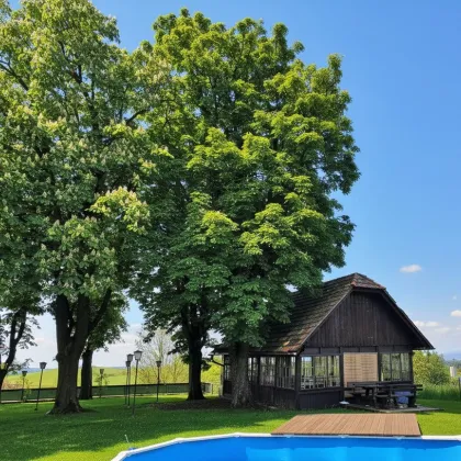 Ebenes 3.900m² Bauland mit beeindruckender Fernsicht, teilsaniertem Altbestand und Wirtschaftsgebäude. - Bild 3