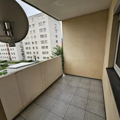 Unbefristete und geräumige 3-Zimmer-Wohnung mit Loggia! 1 Monat mietfrei!! - Bild 2