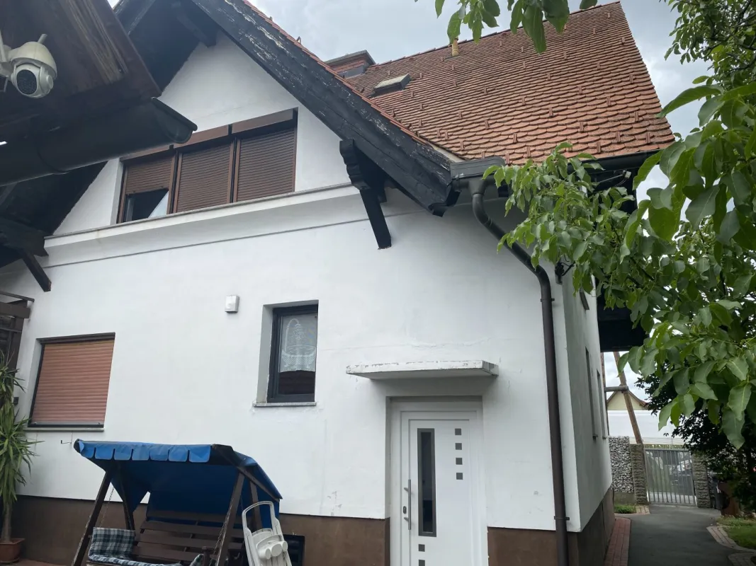 Tolles Einfamilienhaus mit Einliegerwohnung, Pool und viel Platz - Bild 1