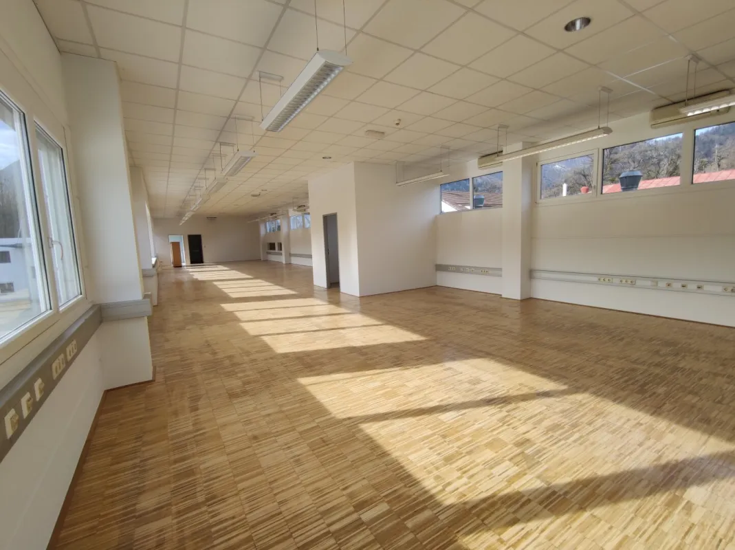MIETE: Helle Bürofläche 300-600m² in guter Lage in Kramsach - Bild 1