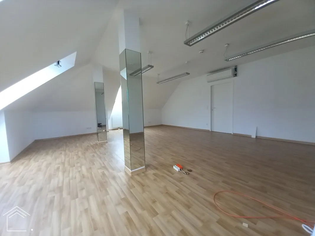 ** PROVISIONSFREI** - Tolles Dachgeschoßbüro beim Alten Stadttor - Bild 1