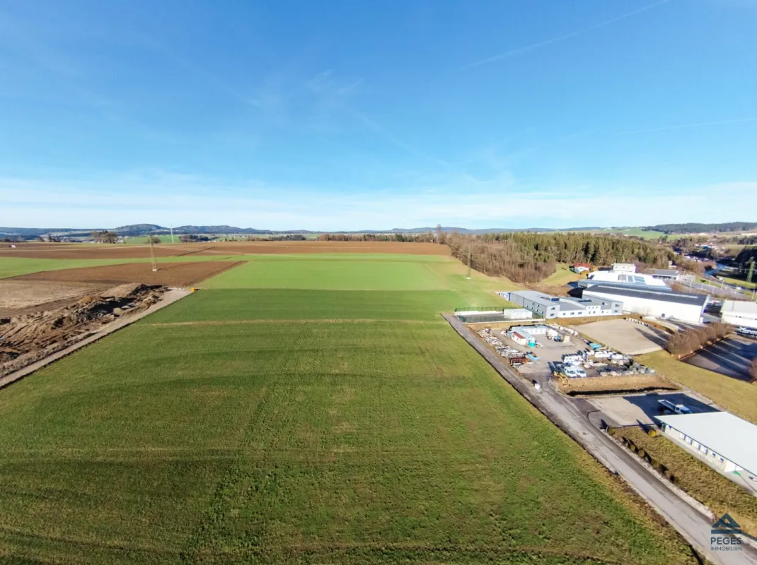 GEWERBEGRUND: BETRIEBSBAUGEBIET AN DER B1 - VÖCKLAMARKT - Bild 1