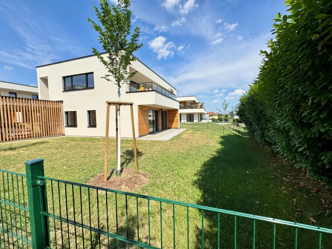 Über 260 m² Garten und Terrasse für Grünraum-Liebhaber - Nachhaltige Energienutzung - Fertigstellung demnächst! - Bild 1