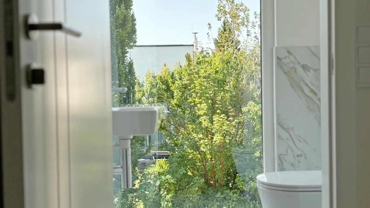 Moderne Architektur inmitten der Natur - Hochwertige 2-Zimmer Wohnung mit Balkon! - Bild 1