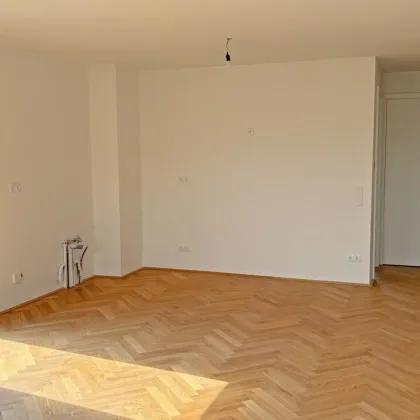 Moderne Architektur inmitten der Natur - Hochwertige Dachgeschoss 3-Zimmer Wohnung mit Balkon! - Bild 2