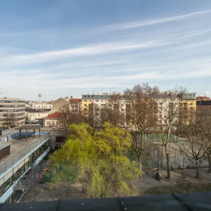 ERSTBEZUG // 3 ZIMMER DACHGESCHOSSWOHNUNG MIT BALKON +  MODERNE MARKENKÜCHE MIT GERÄTEN // ERLACHPARK - Bild 2
