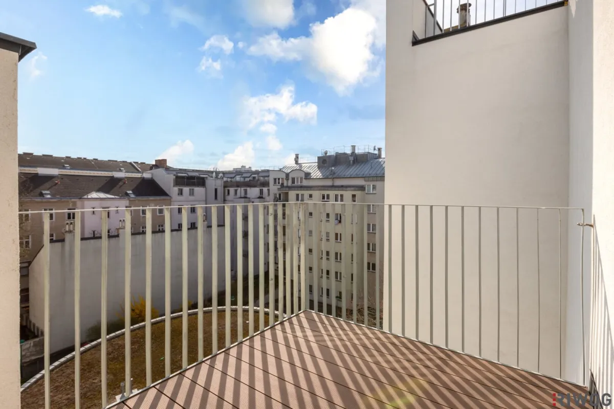 ERSTBEZUG // 3 ZIMMER DACHGESCHOSSWOHNUNG MIT BALKON +  MODERNE MARKENKÜCHE MIT GERÄTEN // ERLACHPARK - Bild 1