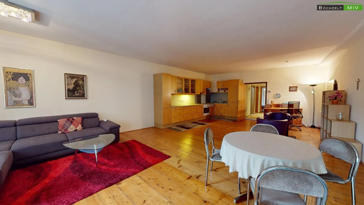 Ideal für Alleinstehende oder Paare: Großzügige Mietwohnung mit Charme nahe dem Hauptplatz, mit ruhiger Terrasse, sanierten Bad und Aufzug. - Bild 1