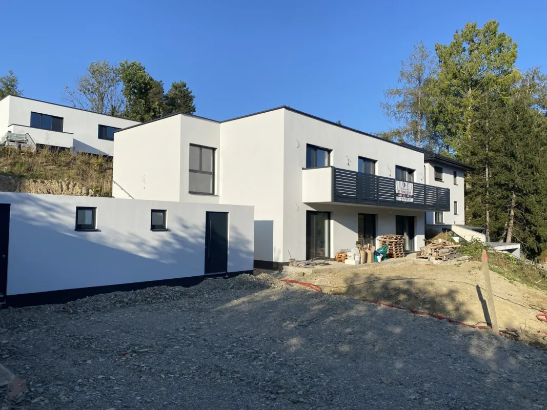 Modernes Zweifamilienhaus mit Gartenwohnungen – Erstbezug! - Bild 1