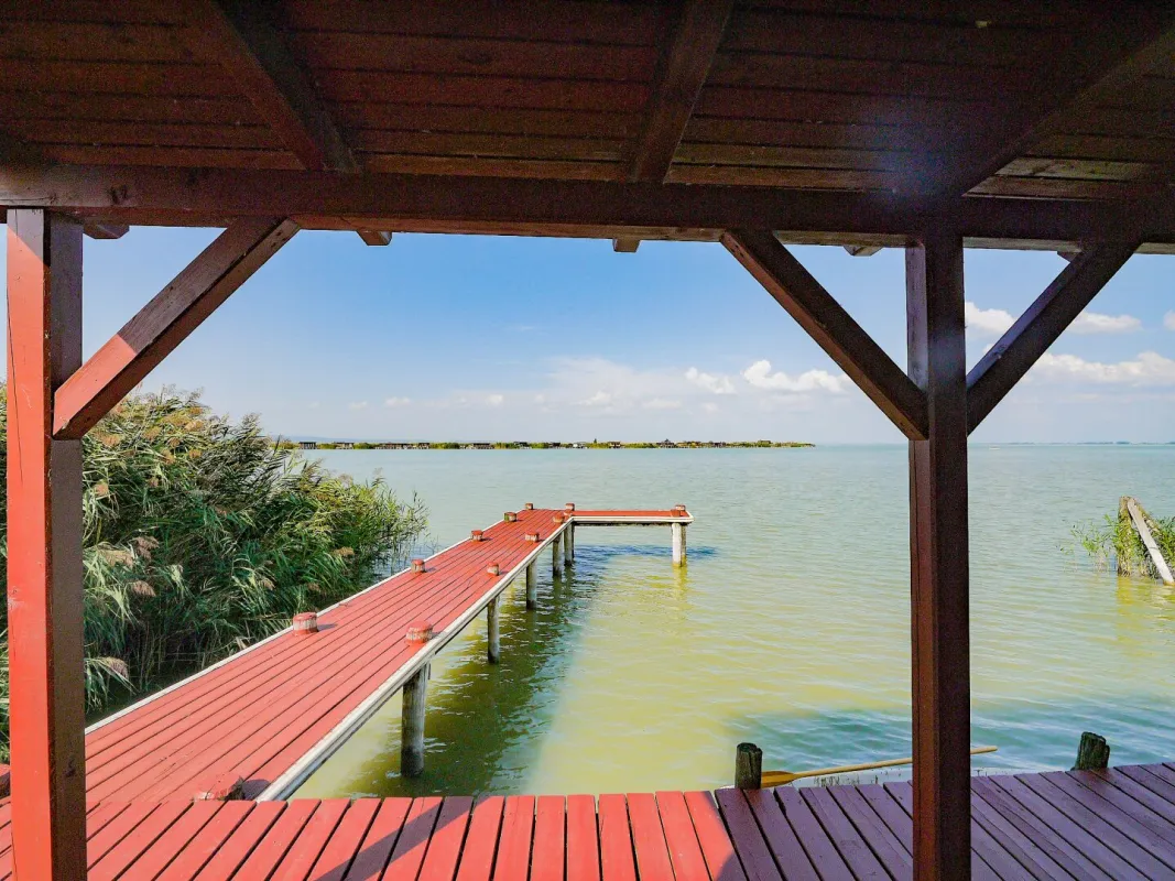 SONNENANBETER UND SEGLER AUFGEPASST - FLACHDACHHÜTTE MIT BOOTSGARAGE IN DER RUSTER BUCHT AUF PACHTGRUND ZU KAUFEN - Bild 1