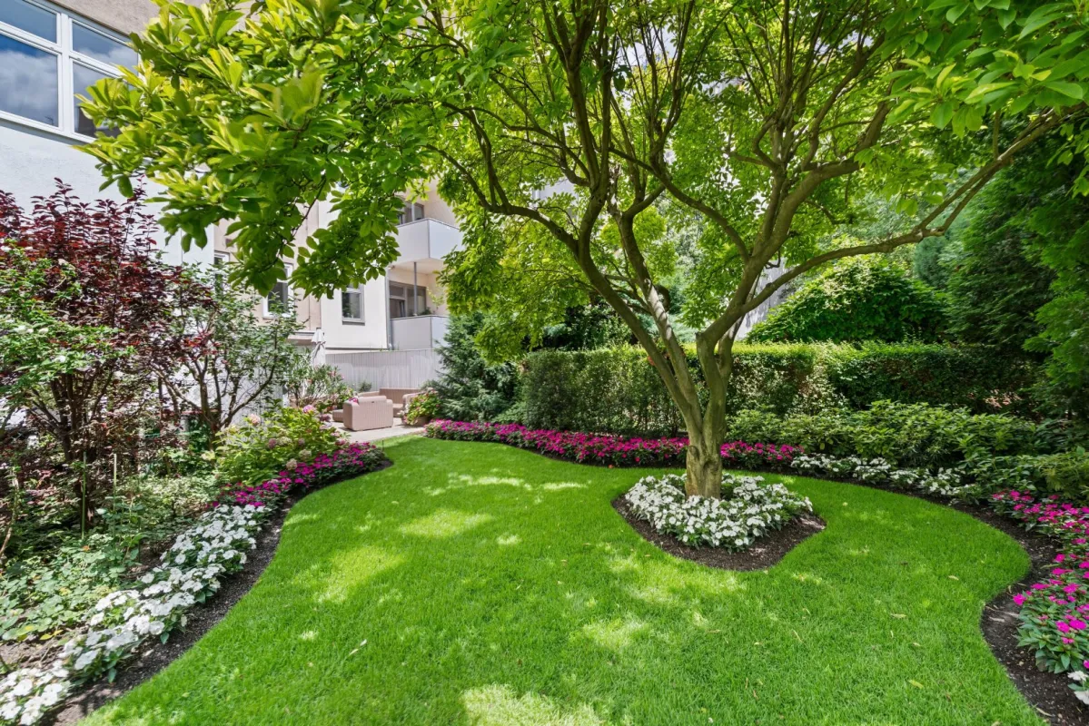 Großzügige Gartenwohnung mit eigenem Pool, 25m² Souterrain und 100m² Eigengarten - Bild 1