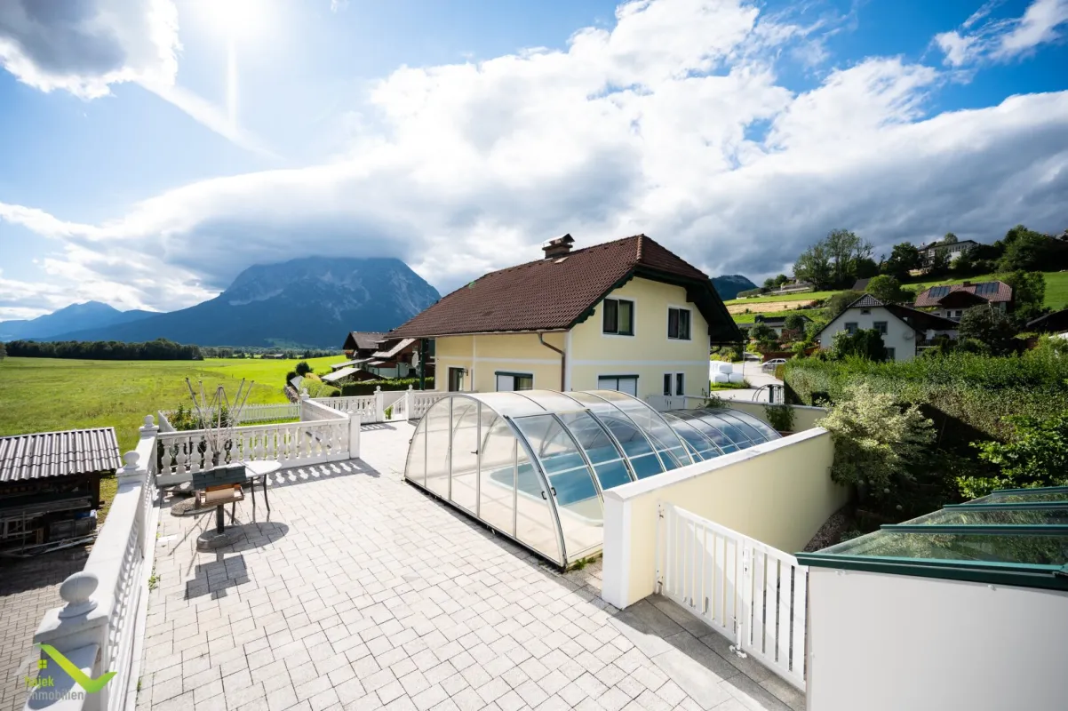 Ein-Zweifamilienhaus mit Swimmingpool, XXL-Terrasse, Doppelgarage, einzigartigem Grimmingblick und Zweitwohnsitzgenehmigung - Bild 1