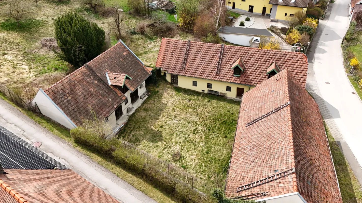 Altes Bauernhaus mit Wirtschaftsgebäuden zu verkaufen! - Bild 1