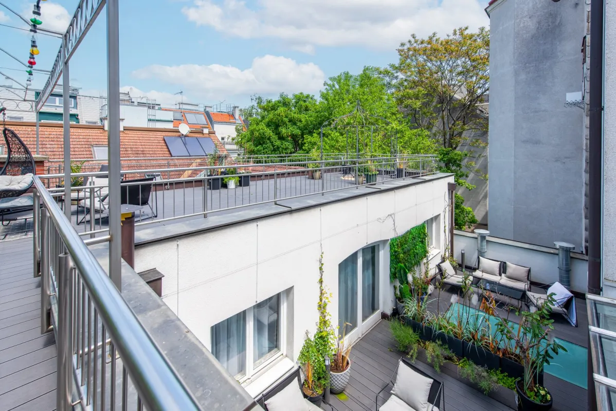 Charmantes Stadthaus mit märchenhaftem Dachgarten - mit Potential - Bild 1